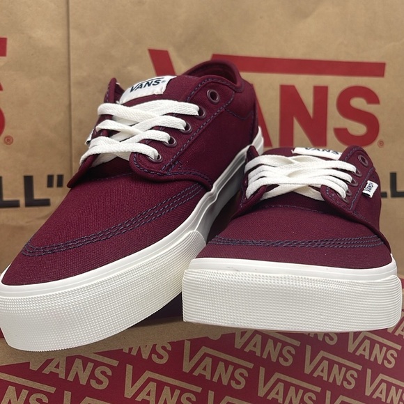 Vans WMNS Burgundy Canvas Sneakers Atwood
Outdoor Port Rovale
VN000CX84QU - Picture 5 of 16